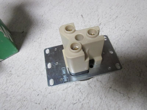 HUBBELL / BRYANT 9630FR 250V FLUSH RECEPTACLE NSMP
