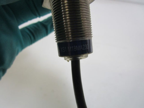 TELEMECANIQUE SENSOR XS1-M18MA230 W/ HUBBELL HBL2321CN UNMP