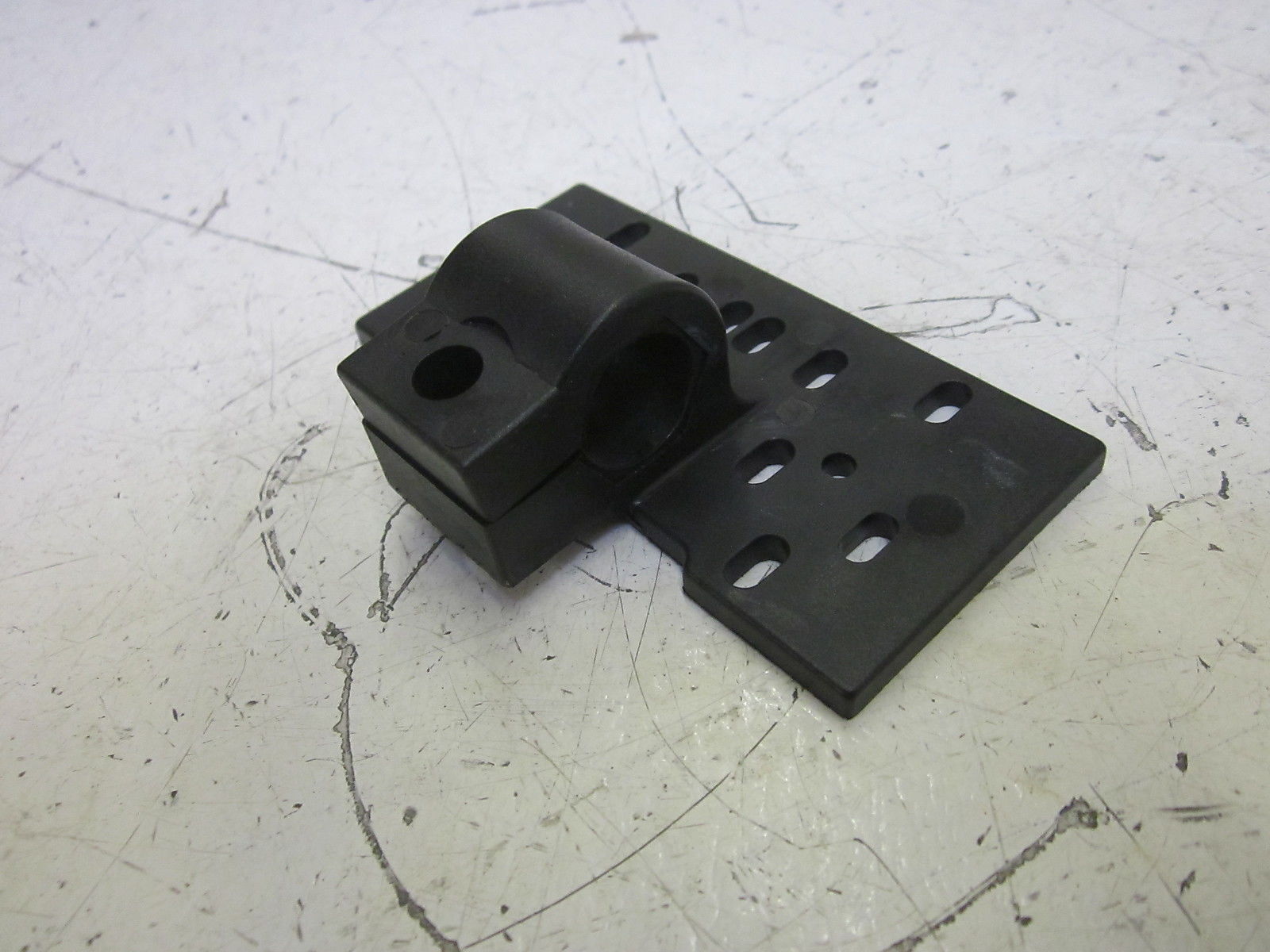 8959986139 BARRIER, BRACKET LIGHT NSNP