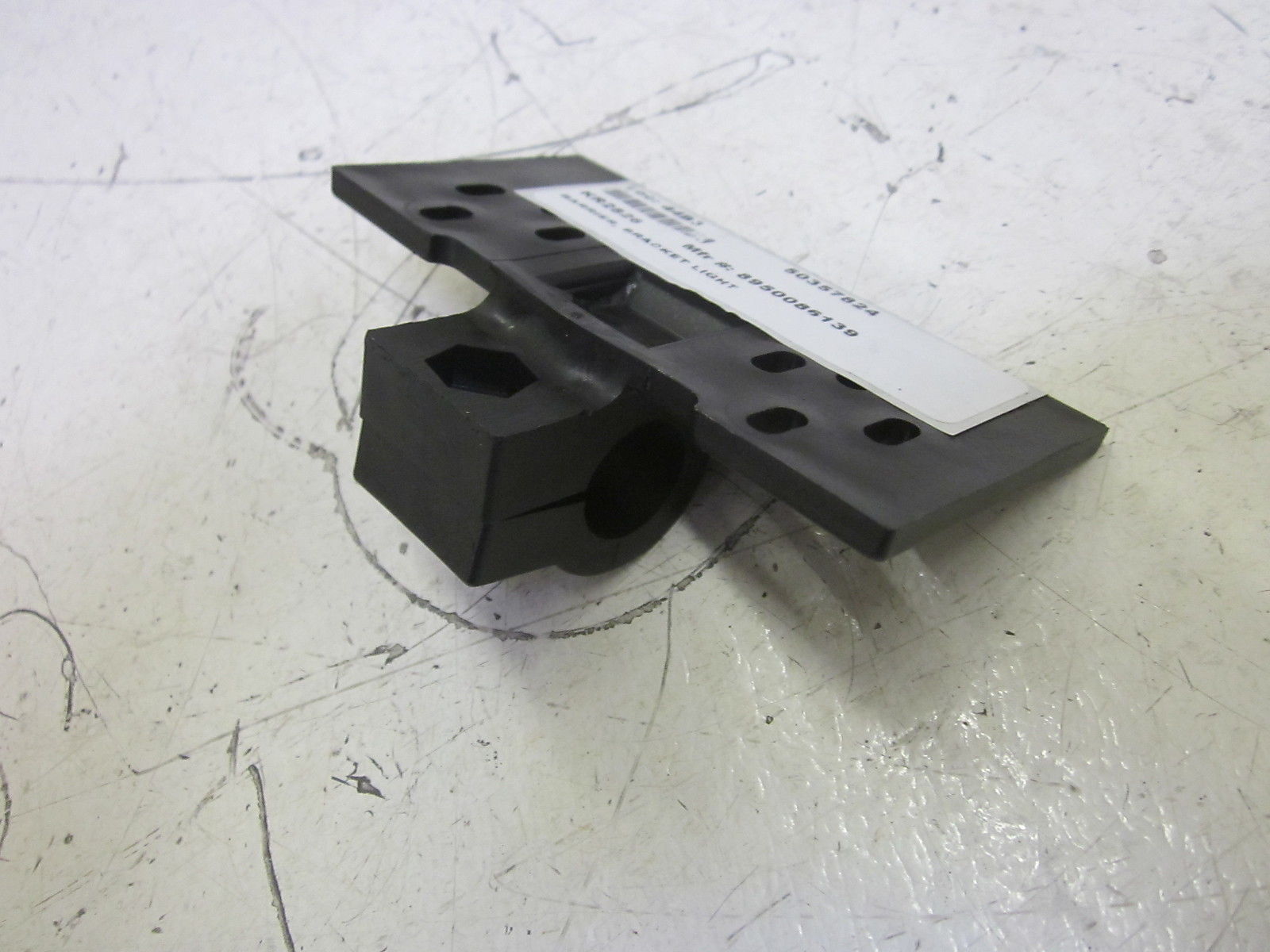 8959986139 BARRIER, BRACKET LIGHT NSNP