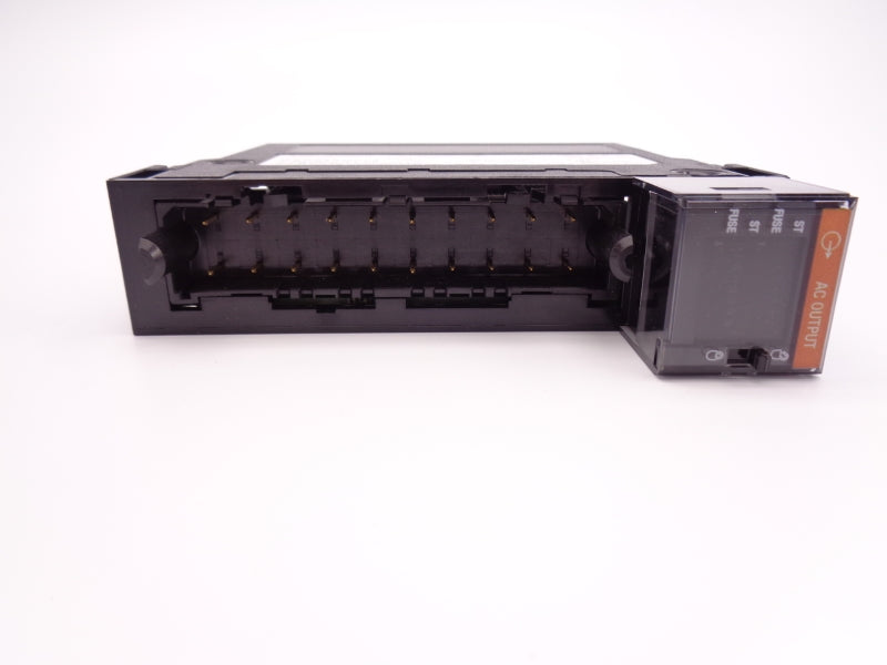 ALLEN BRADLEY 1756-OA16 SER. A F/W 3.2 120/240VAC 0.5A NSMP