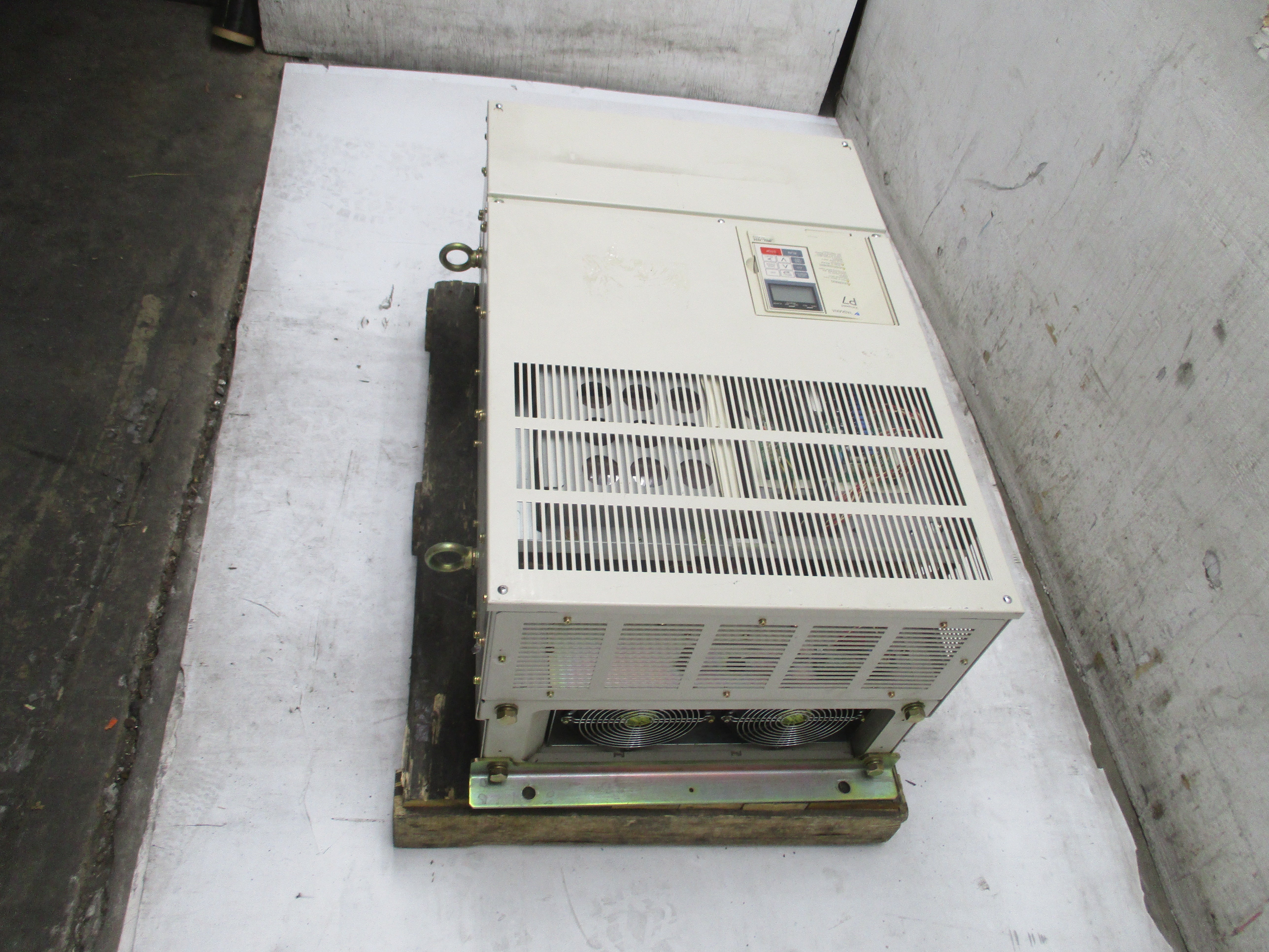 YASKAWA CIMR-P7U4132 380-480V 286A UNMP