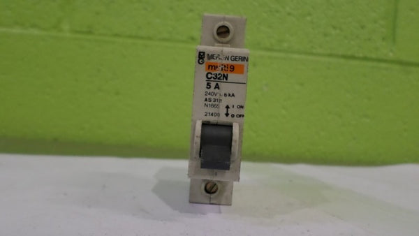 MERLIN GERIN 21400 CIRCUIT BREAKER 5A  UNMP