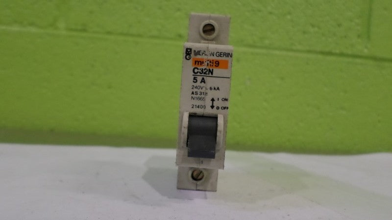 MERLIN GERIN 21400 CIRCUIT BREAKER 5A  UNMP