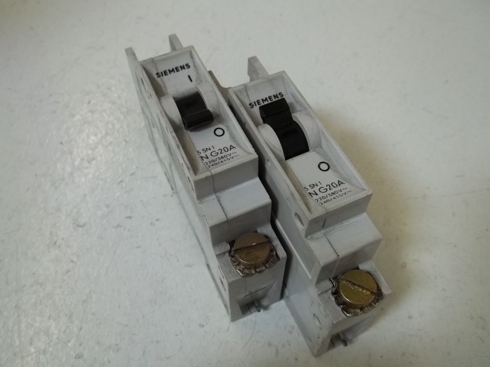 LOT OF 2 SIEMENS 5SN1 NG20A CIRCUIT BREAKER 220/380VUNMP