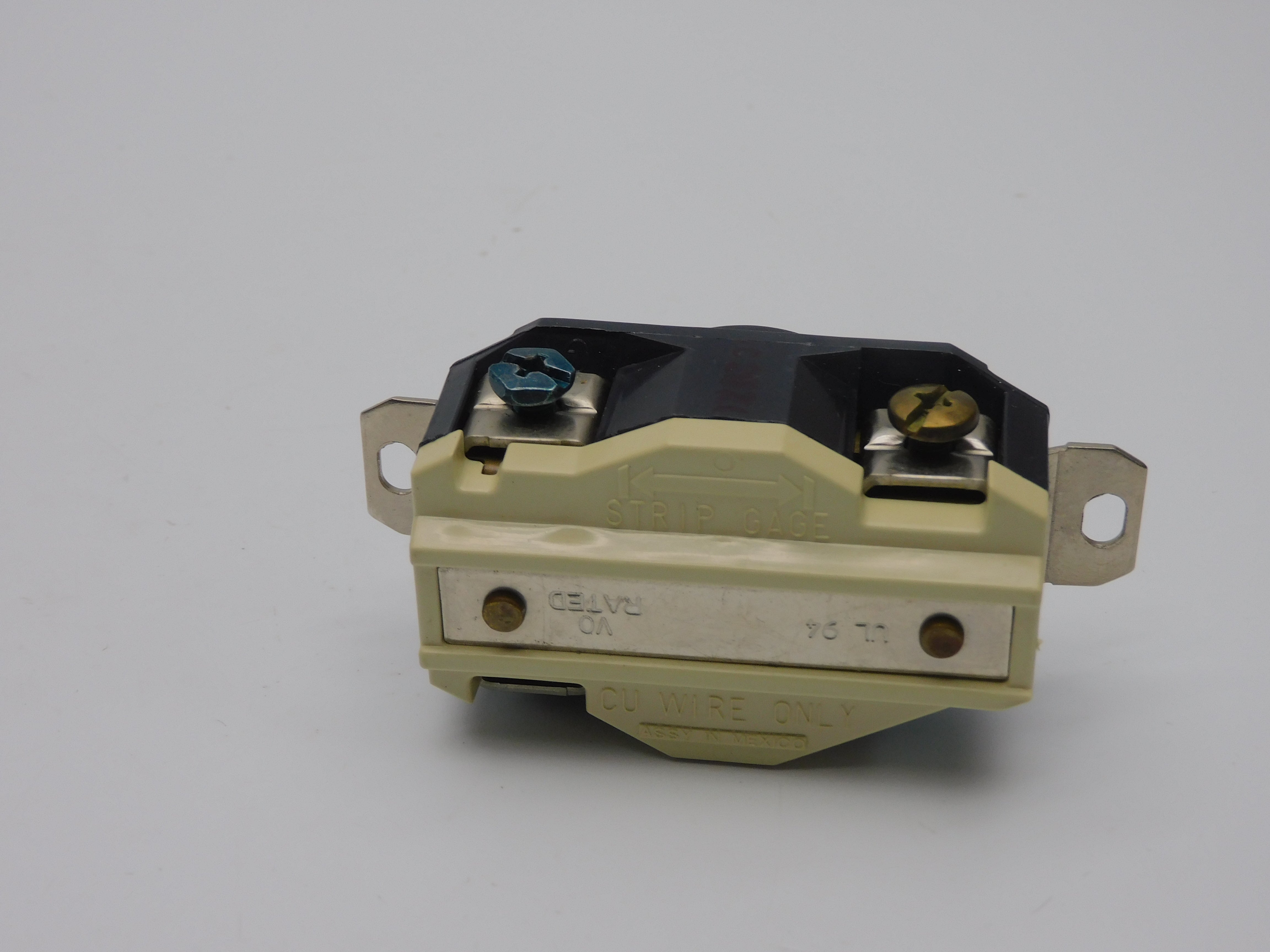 LEVITON 2330 277V 20A NSMP