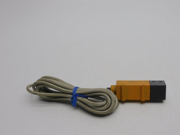 OMRON E3S-R2E41 12-24VDC UNMP